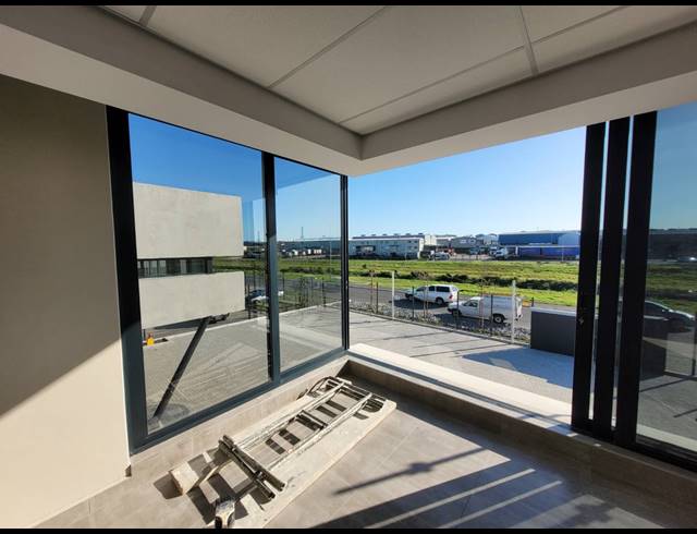 395M² WAREHOUSE TO LET IN STIKLAND INDUSTRIAL